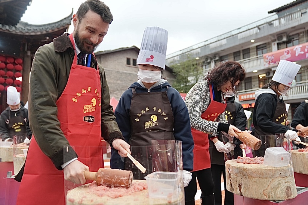 千人体验沙县小吃技艺,“老外”捶肉馅包饺子感叹温馨又美好(图3) 千人体验沙县小吃技艺,“老外”捶肉馅包饺子感叹温馨又美好(图3)