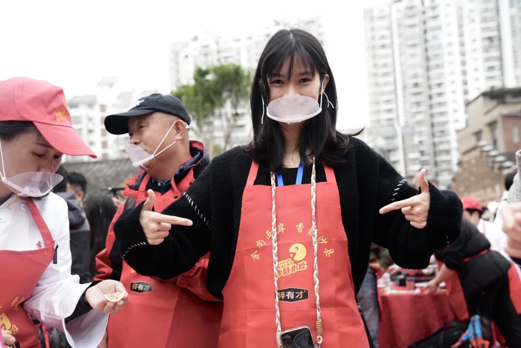千人体验沙县小吃技艺,“老外”捶肉馅包饺子感叹温馨又美好(图2) 千人体验沙县小吃技艺,“老外”捶肉馅包饺子感叹温馨又美好(图2)